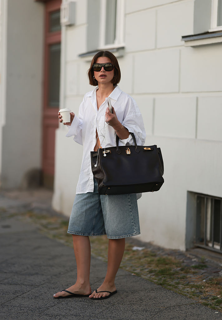 Modell farmer rövidnadrágban