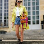 Modell farmer rövidnadrágban