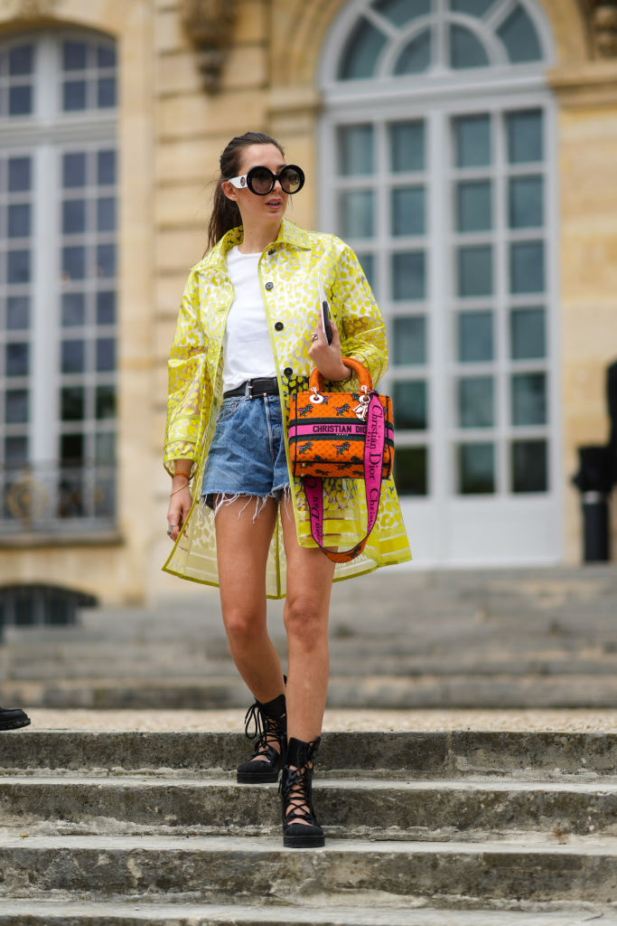 Modell farmer rövidnadrágban