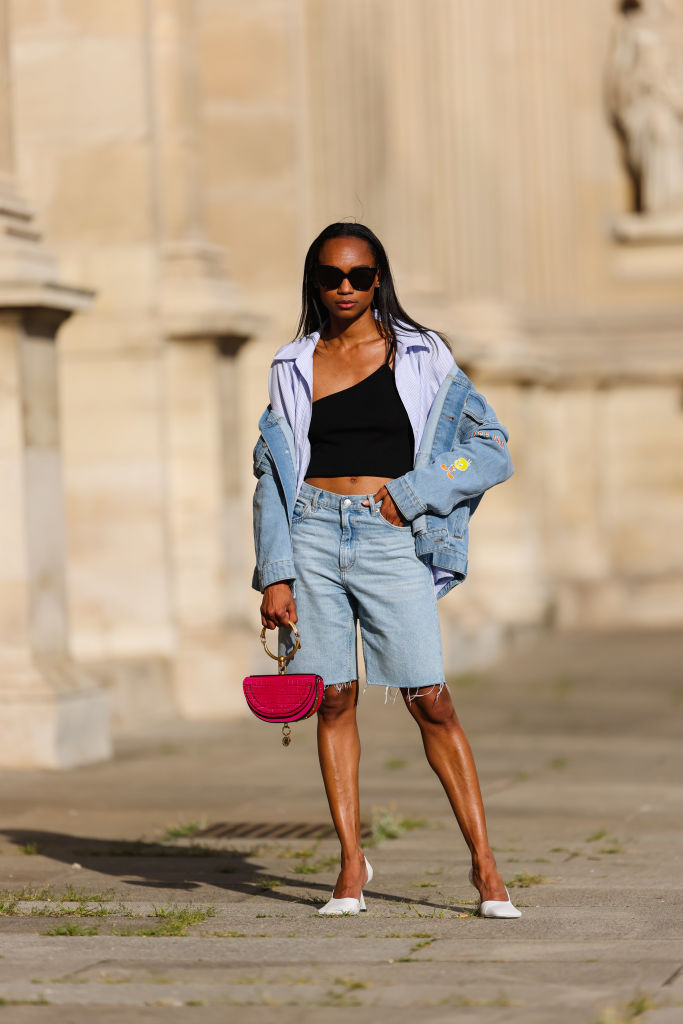 Modell farmer rövidnadrágban