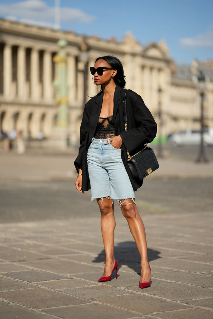 Modell farmer rövidnadrágban