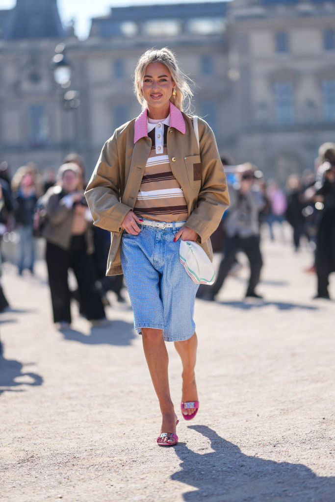 Modell farmer rövidnadrágban