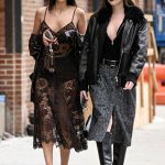 Modell fekete csipkeruhában vonul