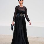 Modell fekete csipkeruhában vonul