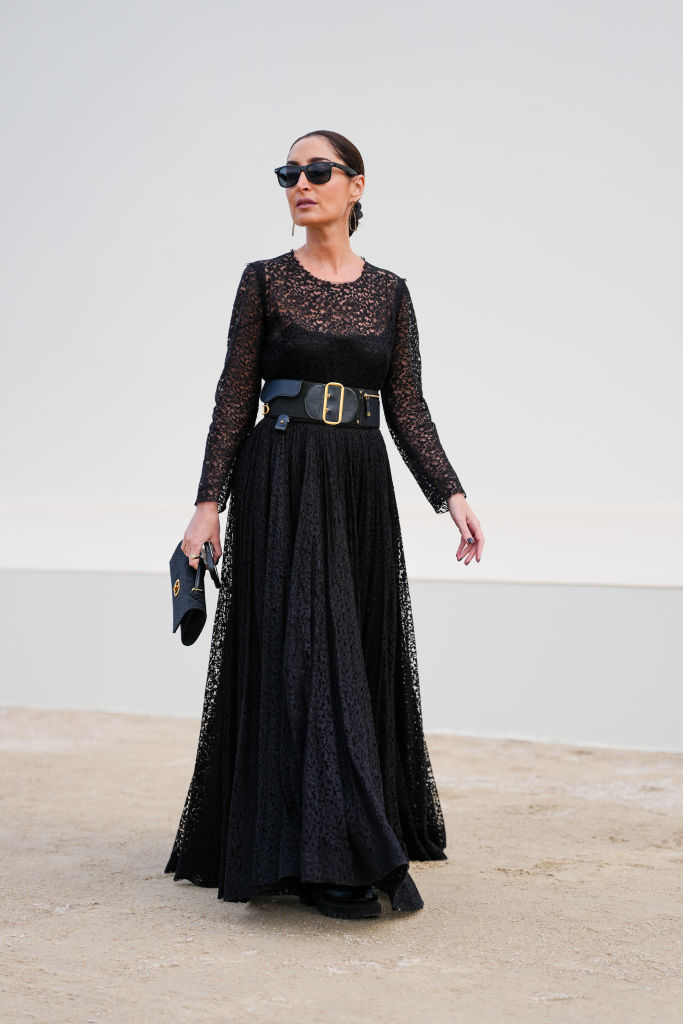 Modell fekete csipkeruhában vonul