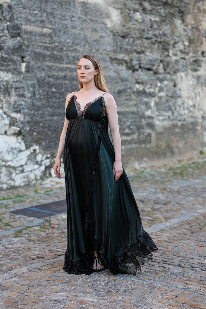 Saoirse Ronan fekete csipkeruhában vonul