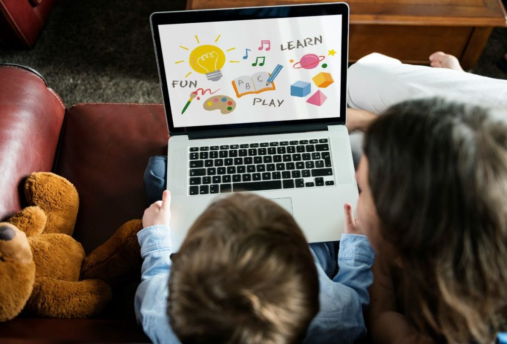 Ha már leültetjük a képernyő elé a kisgyereket, válasszunk olyan videót, amit nem csak passzívan néz