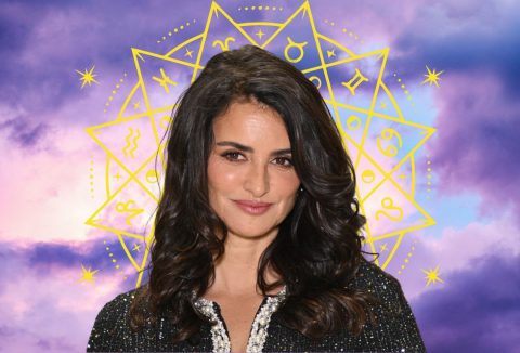 Penelope Cruz asztrológia csillagjegyek lila égbolt előtt