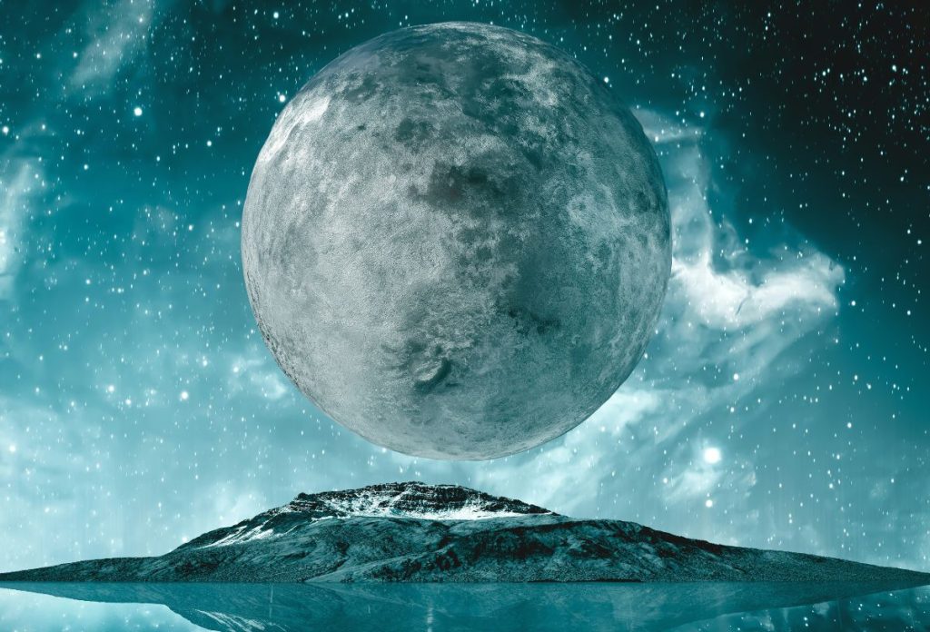 Óriás telihold csillagos égbolttal hegycsúcs felett