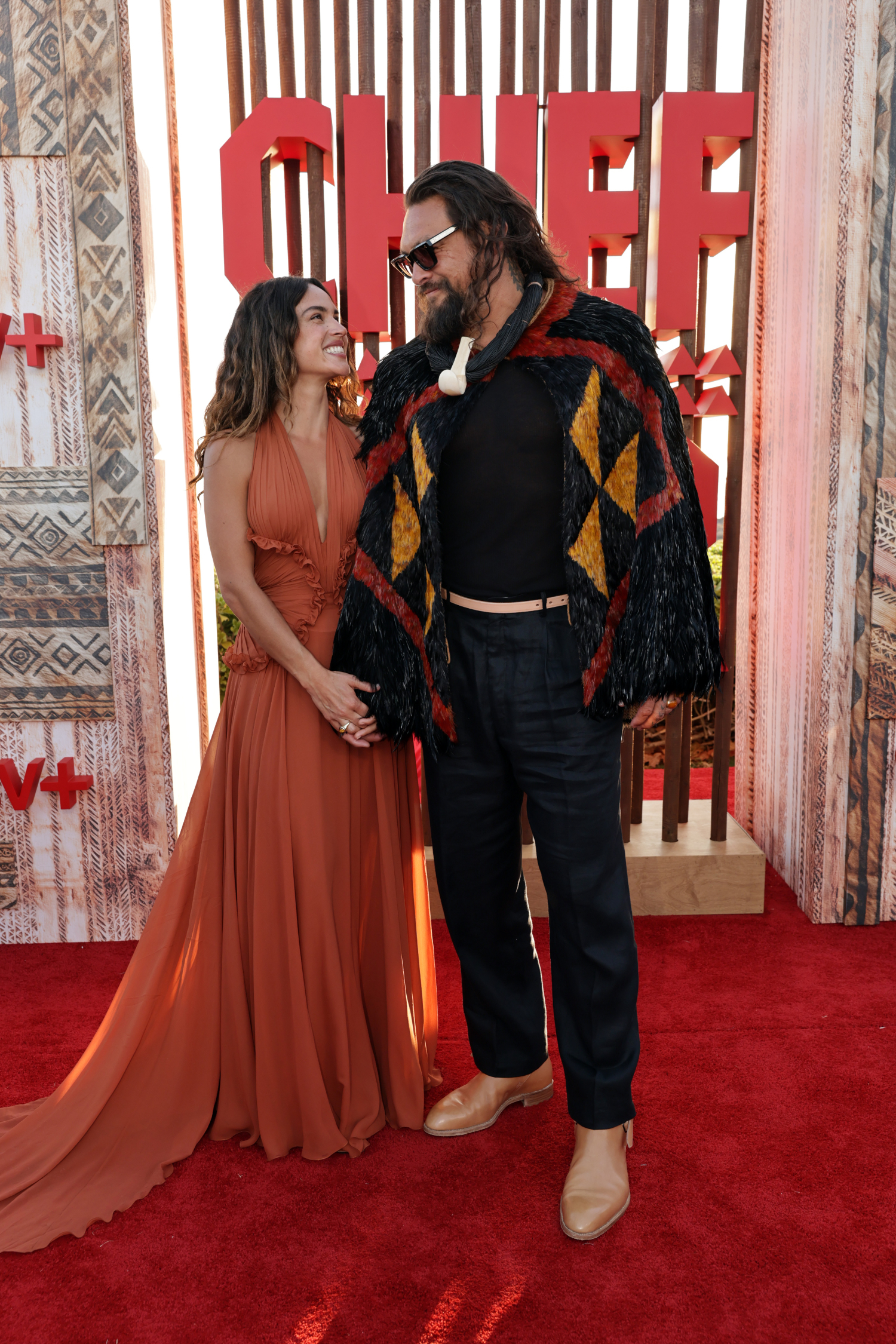 Jason Momoa és párja, Adria Arjona a Chief of War premierjén, 2025. július 18-án