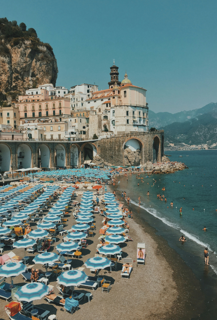 Olaszországi tengerpart kék-fehér csíkos napernyőkkel