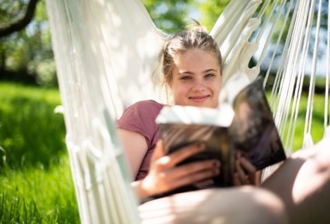 Könyvek nyárra tiniknek 2025