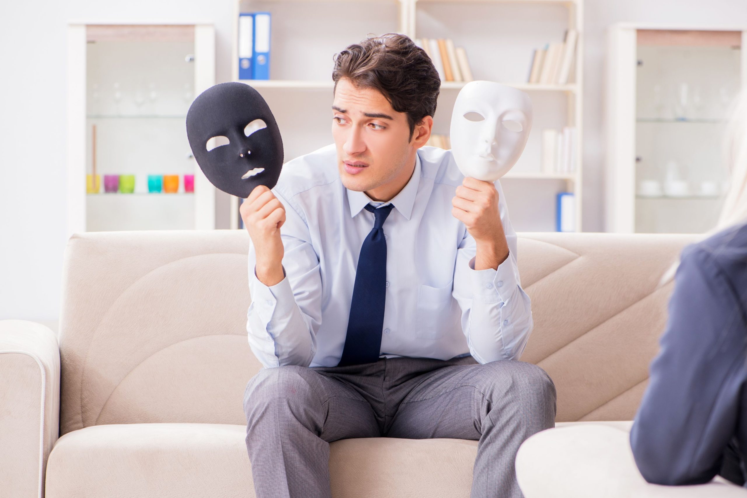 Az ismerősök, kollégák, távoli rokonok gyakran azt hiszik a közösségi nárcisztikusról, hogy egy fantasztikus, jószívű emberrel van dolguk