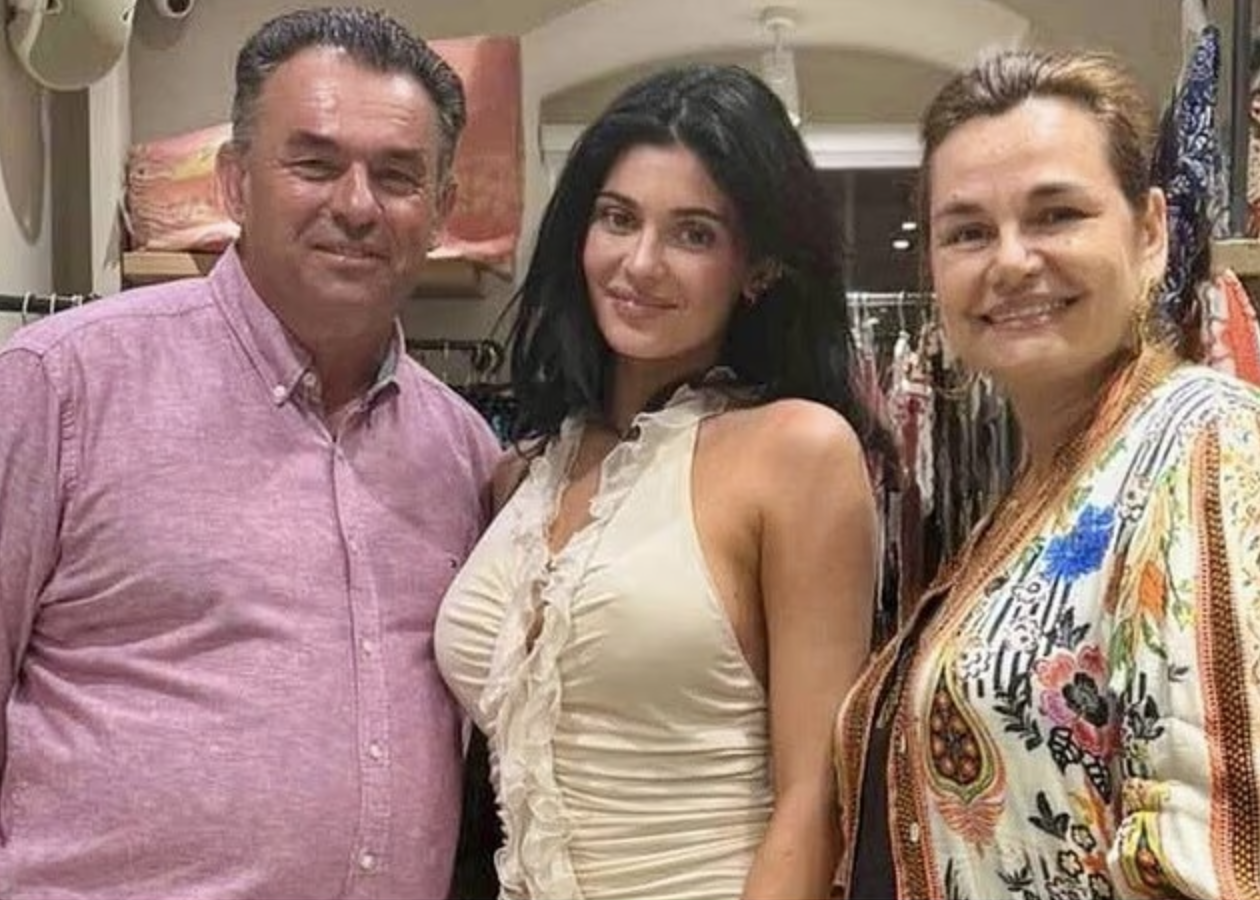 Kylie Jenner egy görögországi étterem tulajdonosaival mutatkozik