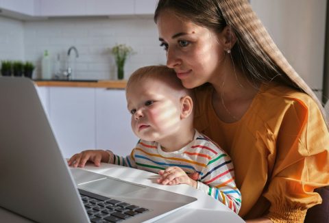Mennyire káros a képernyő a kisbabák agyának?