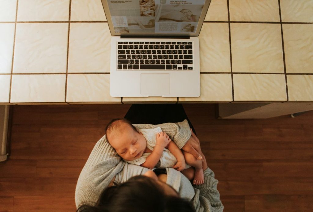 Árt az újszülöttnek, ha a karunkban van, amikor sorozatot nézünk például?
