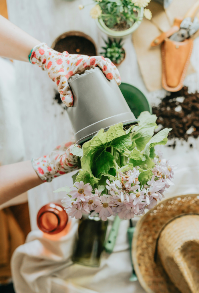 Vidám mintás kesztyű virágültetéshez