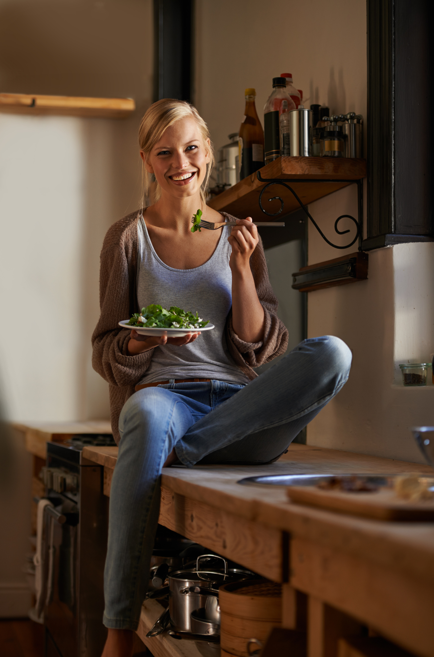 Fiatal nő salátát eszik