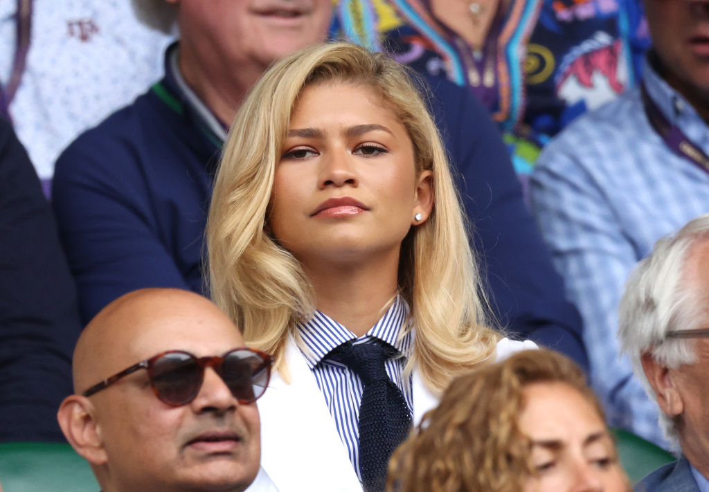 Zendaya Wimbledonban oldalt elválasztott hajjal