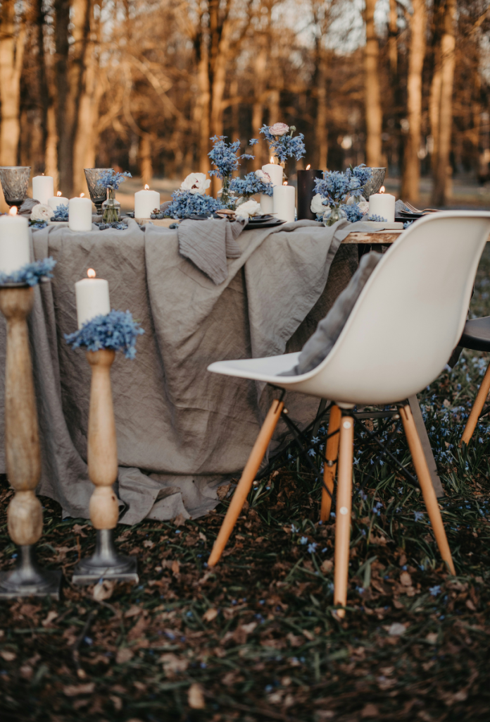 Szürke lenvászon abrosz kertben megterített asztalon