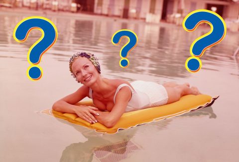 Retró nő virágos úszósapkában gumimatracon fekszik