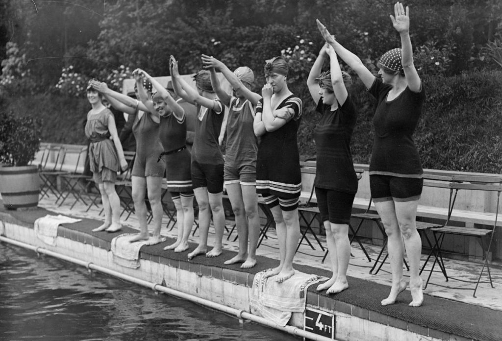 strandolas-nyilvanos-medence-veszelyei-regen | Marie Claire 1910-es években strandoló nők beugrani készülnek a medencébe
