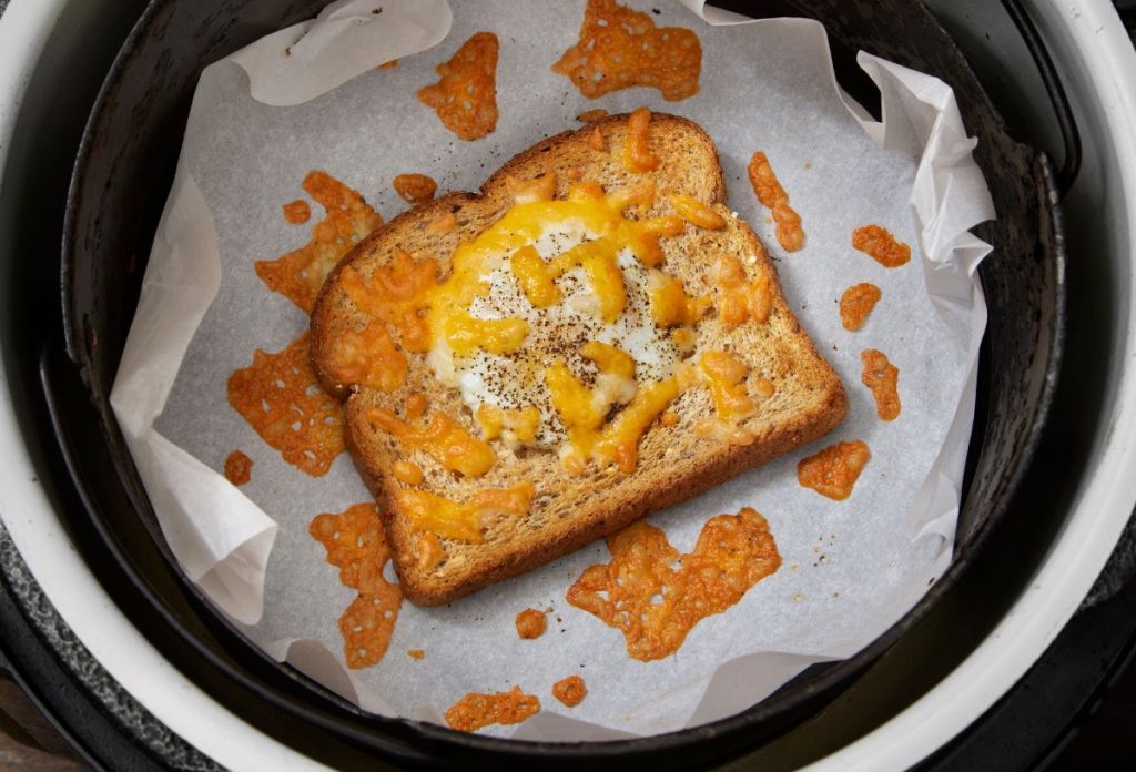 Jól jöhet a sütőpapír az air fryerbe, hiszen könnyebb takarítani, de mindig ügyeljünk rá, hogy méretre vágjuk