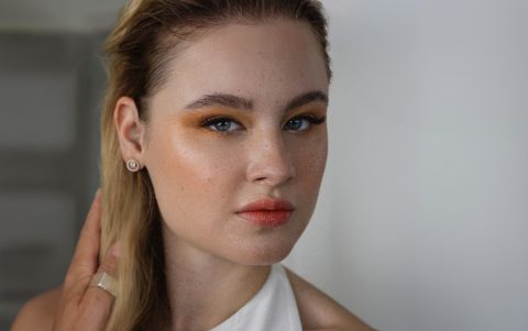 Hosszú hajú nő szeplő sminkkel