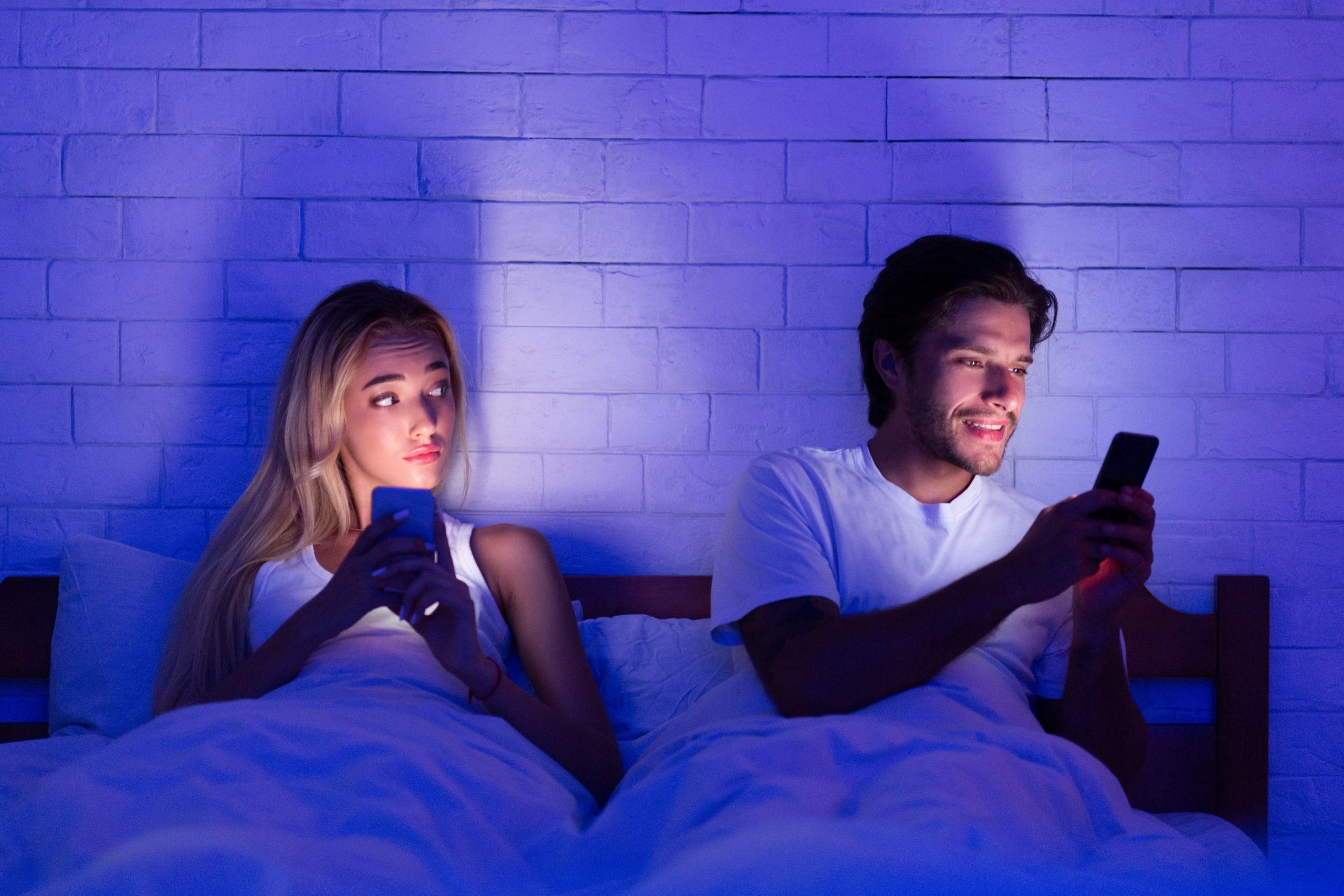 Ha azon kapod magad, hogy több érzelmi intimitást ápolsz másokkal, mint a pároddal – pláne, ha el is titkolsz előle ilyen kapcsolatokat, vagy szívesebben kérsz tőlük tanácsot –, az már határokat lép át