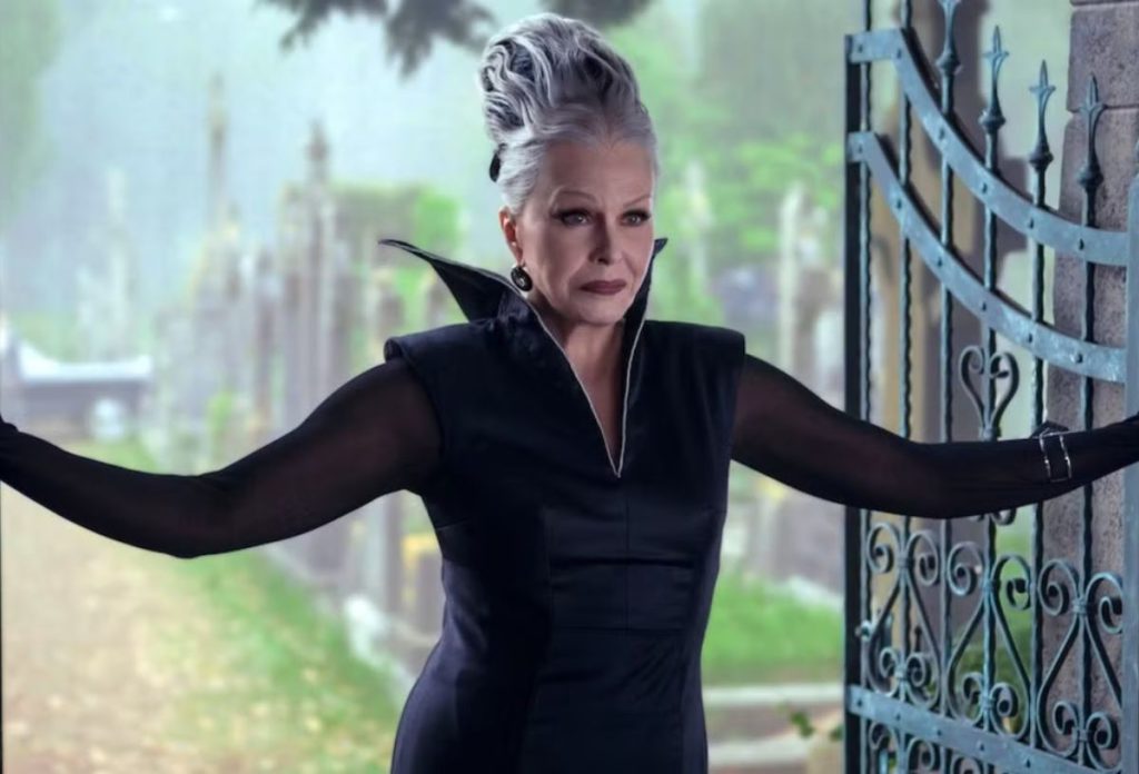 Joanna Lumley Hester Frump nagymama szerepében a Wednesday 2. évadában