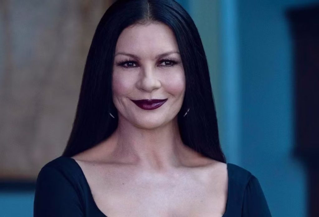 Catherine Zeta-Jones mint Morticia Addams a Wednesday című sorozatban