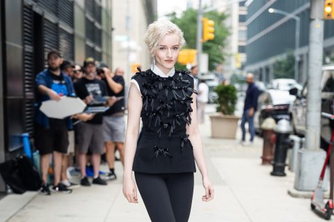 Julia Garner szőke pixie snittje nagy kedvenc