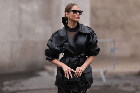 Nő fekete bőrkabátban és napszemüvegben