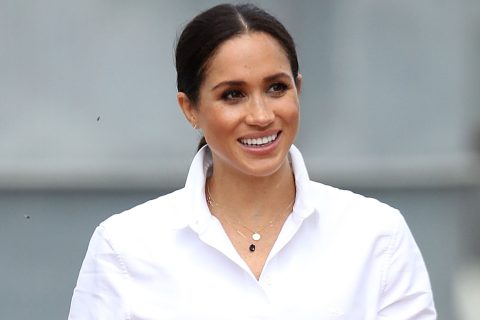 Meghan Markle fehér ingben