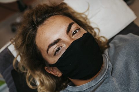 Fiatal nő szemöldök-laminálás után