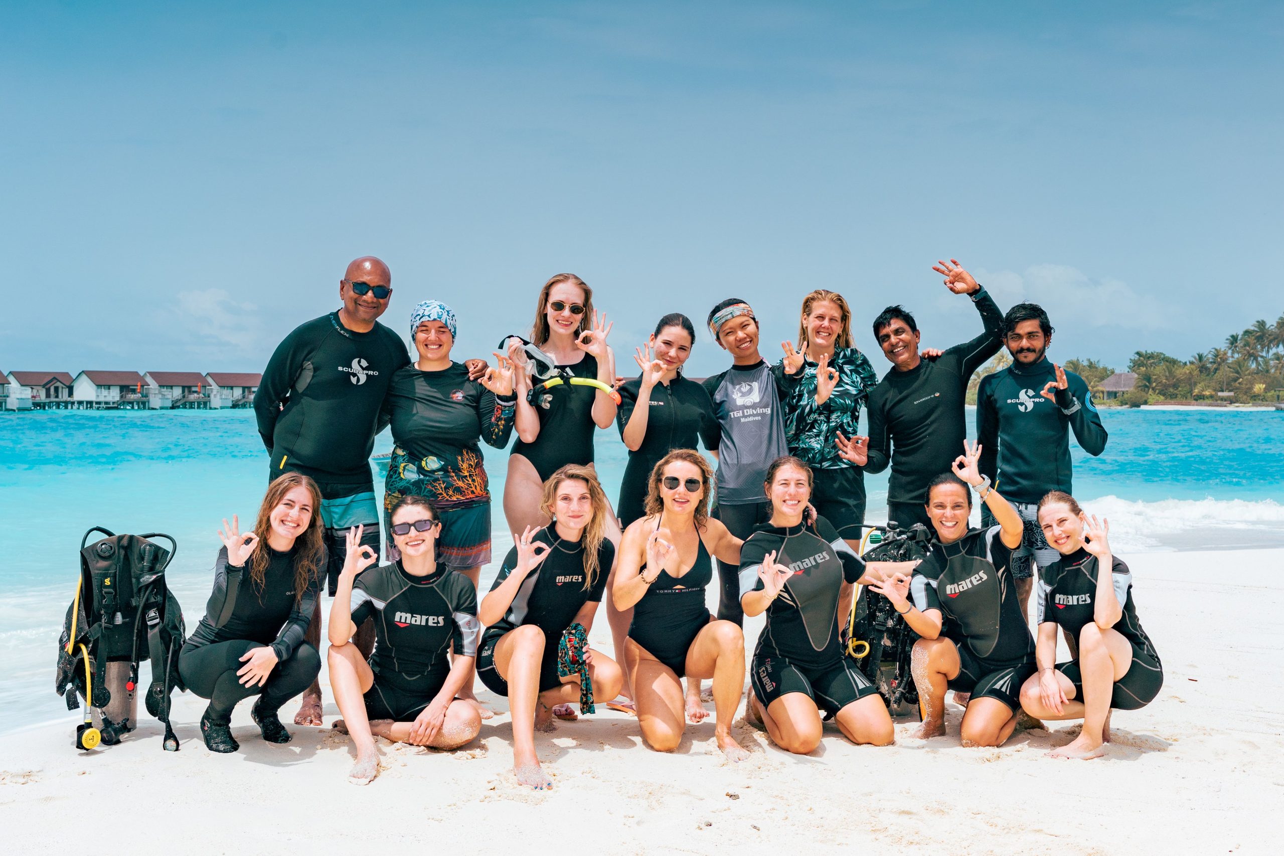 TGI Maldives Sangeli csapata és az újságírók