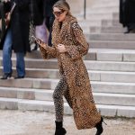 Modell őszi bokacsizmában