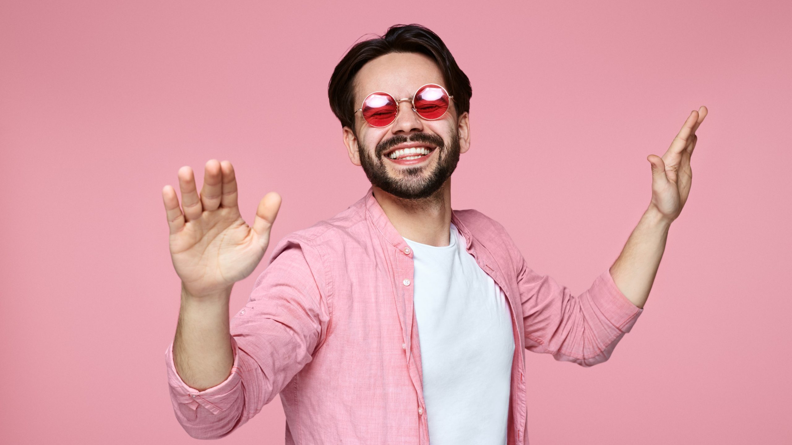 férfi rózsaszín ingben és szemüvegben
