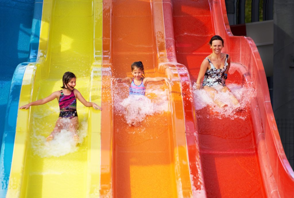 az-5-legjobb-magyarorszagi-furdo | Marie Claire Anyuka és a gyerekei vízicsúszdán csúsznak