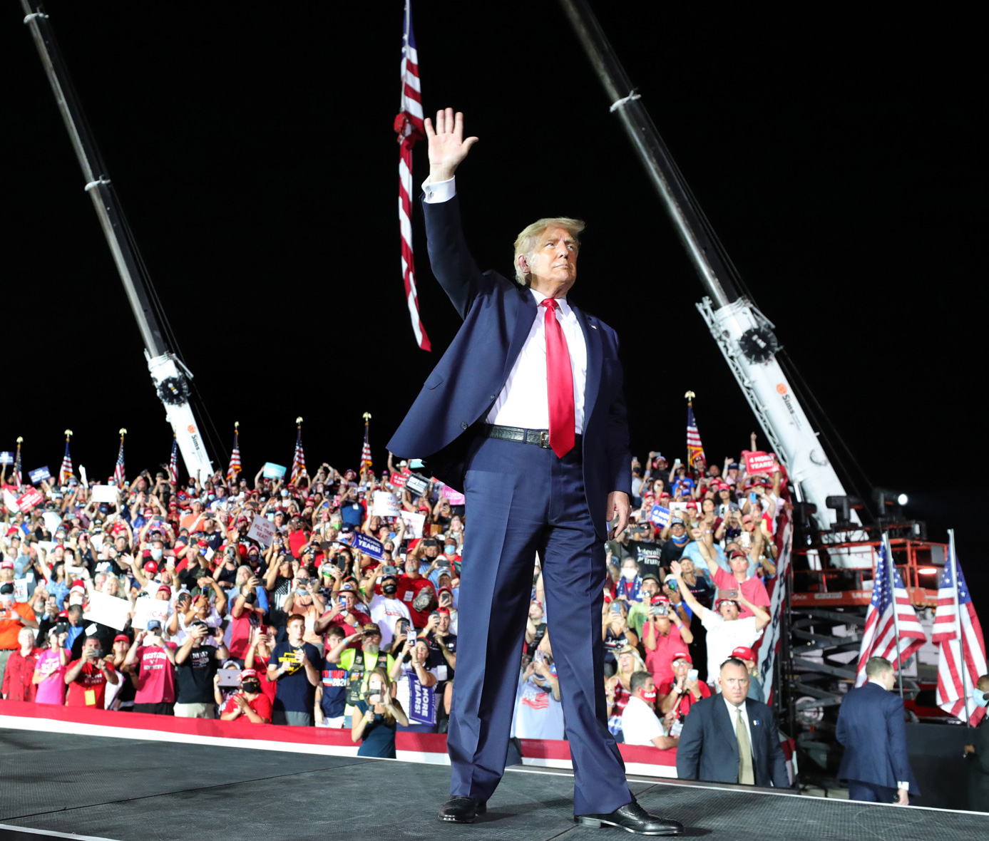 Donald Trump elnök búcsút int az ujjongó támogatóinak, miután elhagyja kampánygyűlését az Orlando Sanford nemzetközi repülőtéren 2020. október 12-én