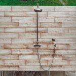 félig takart zuhany