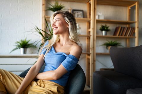 Boldogan mosolygó nő