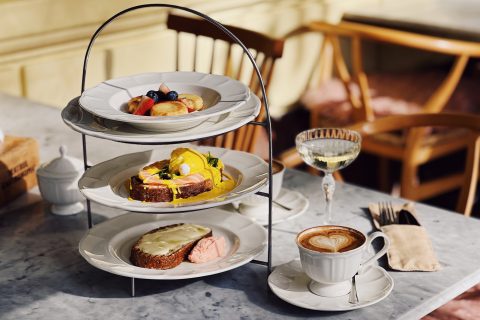 Elegáns brunch sós és édes fogásokkal, kávéval, itallal