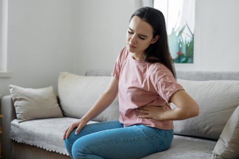 Fiatal nő fájlalja a veséjét