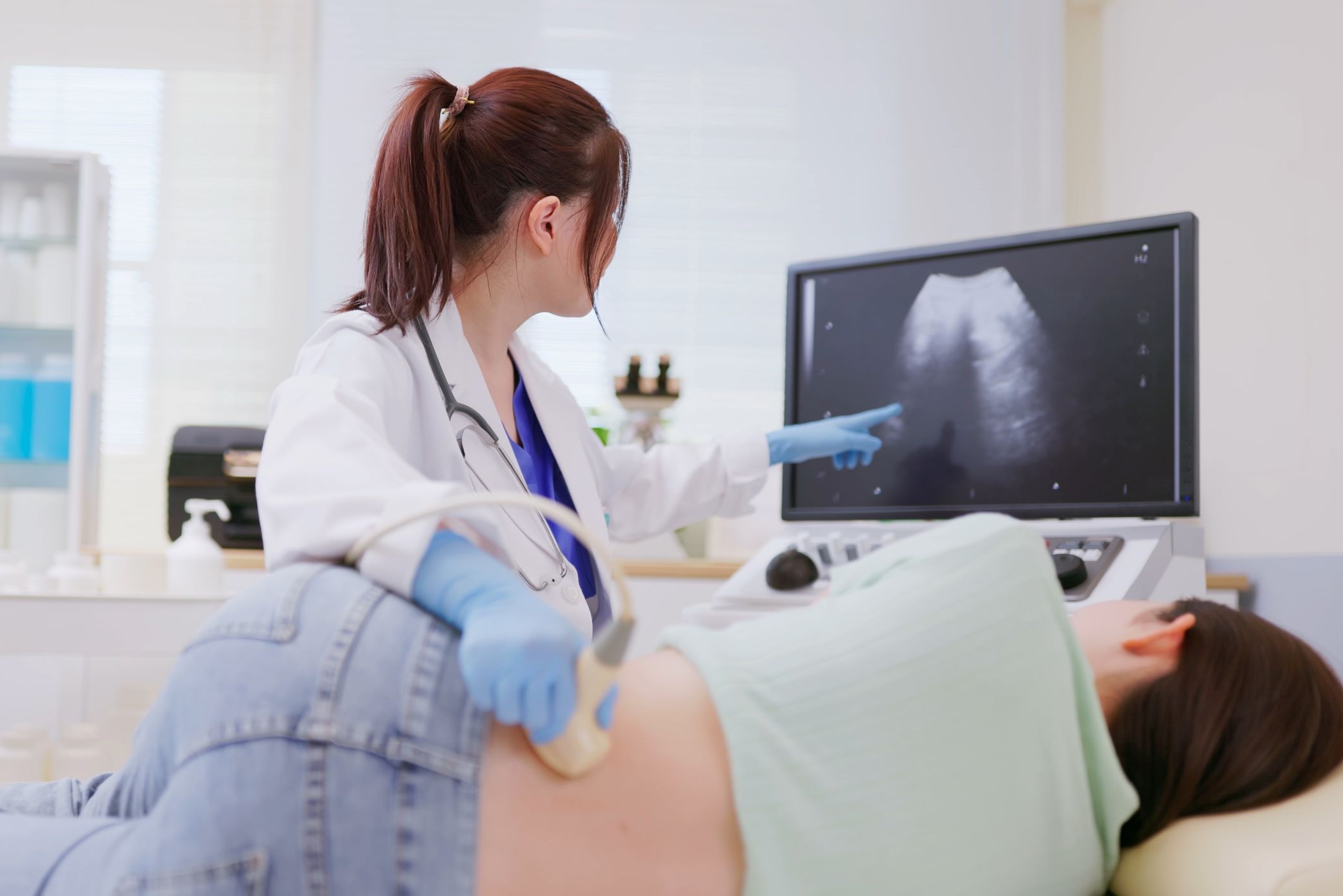 Nőt vizsgálnak vese ultrahanggal