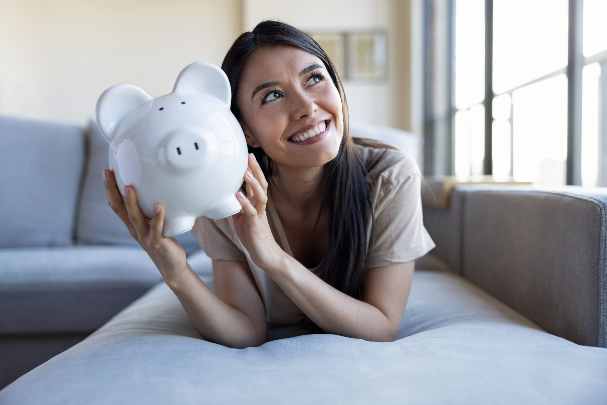 Mosolygó nő perselyt fog akezében