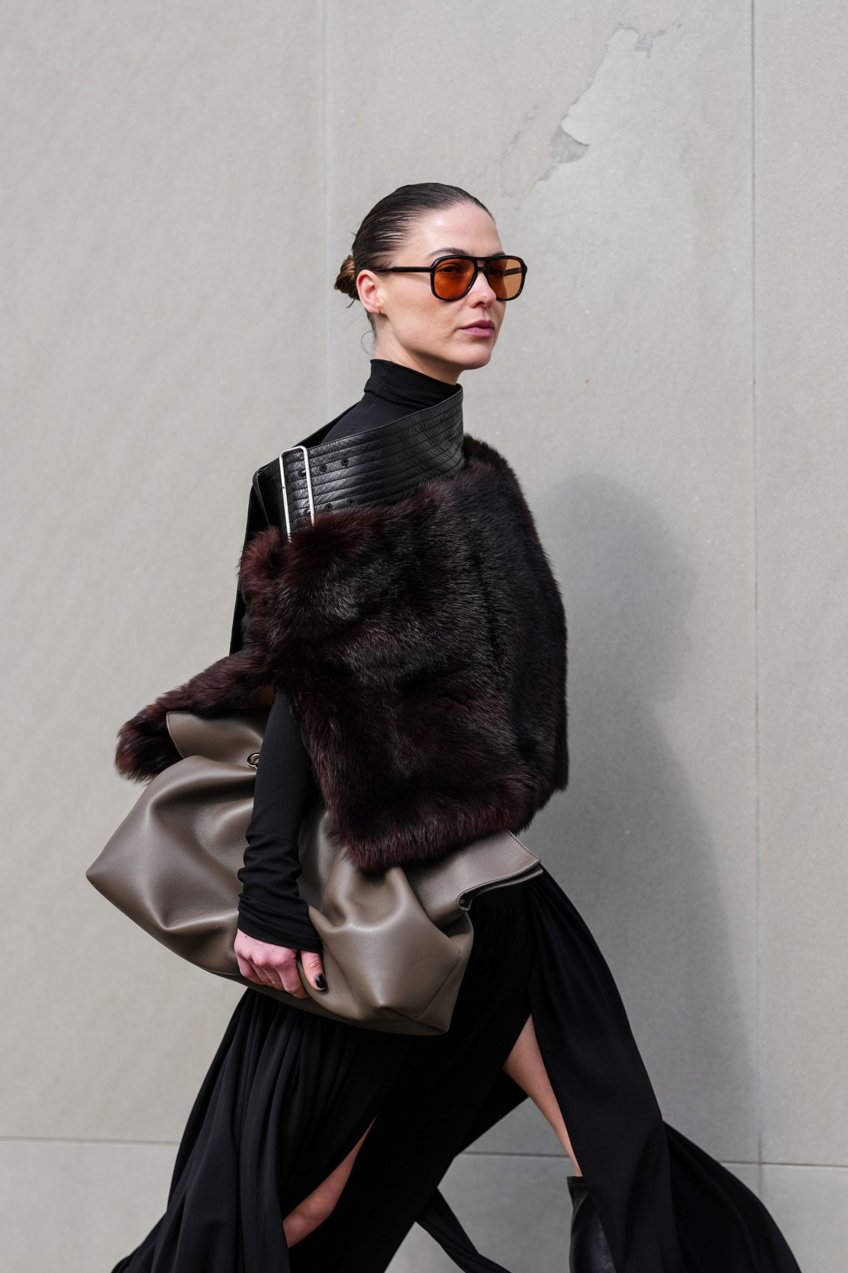 Elegáns nő műszőrme stólával