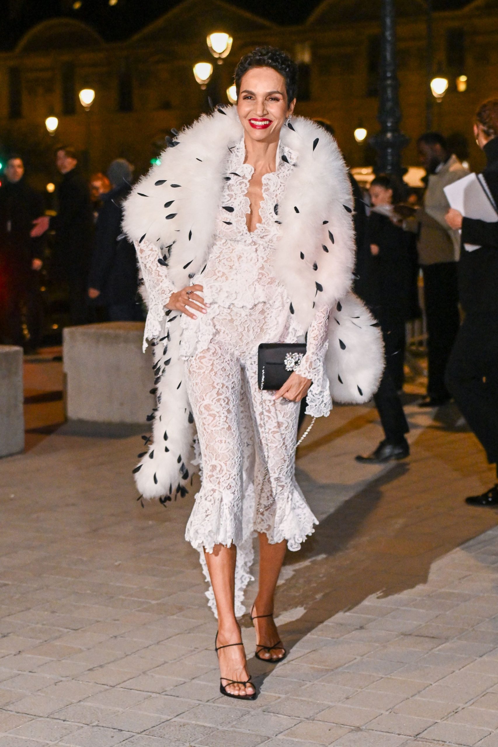 Divatos nő fehér csipkében és műszőrme kabátban