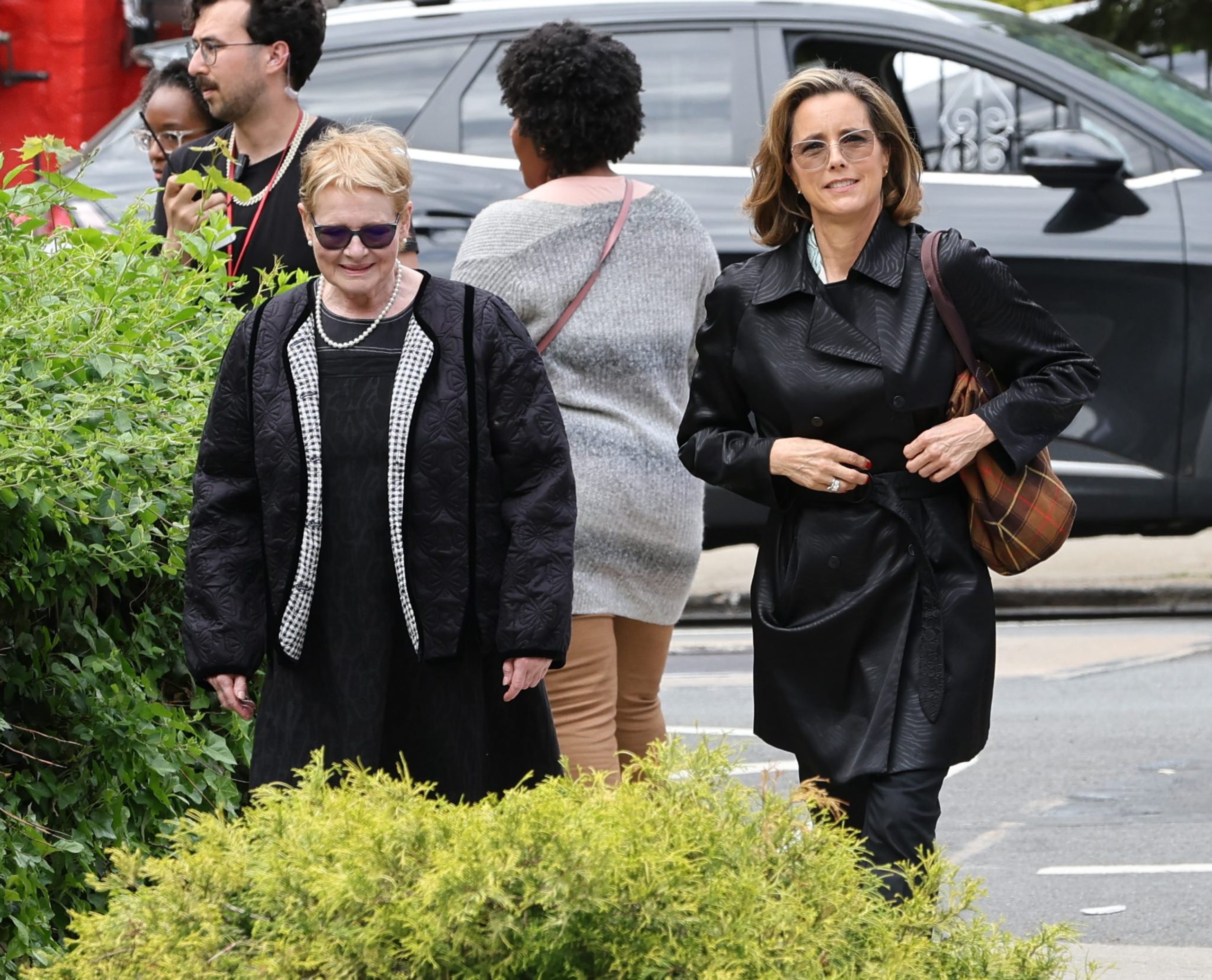 Téa Leoni és Dianne Wiest a Gyilkos a házban forgatásán, 2025. május.