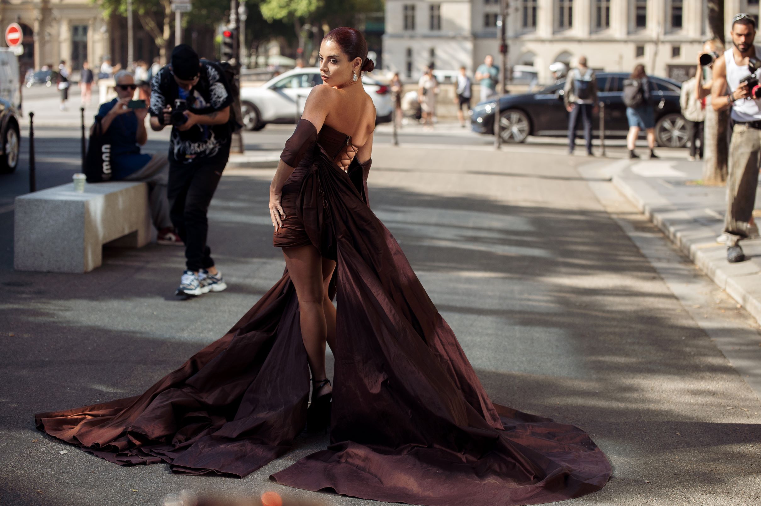 Barna estélyiben fotóznak női modellt